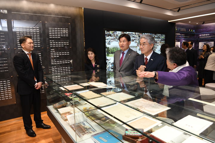 [창원=뉴시스]한일여고 개교50주년 기념한 '50년관' 자료관을 둘러보는 모습.2024.03.30.(사진=한일여고 제공) photo@newsis.com&nbsp; *재판매 및 DB 금지