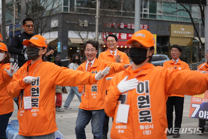 [서울=뉴시스] 개혁신당 선거대책위원회가 30일 경기 화성시 레이크꼬모 동탄 앞에서 이원욱 화성을 후보 지지를 호소하고 있다. (사진=개혁신당) 2024.03.30 photo@newsis.com