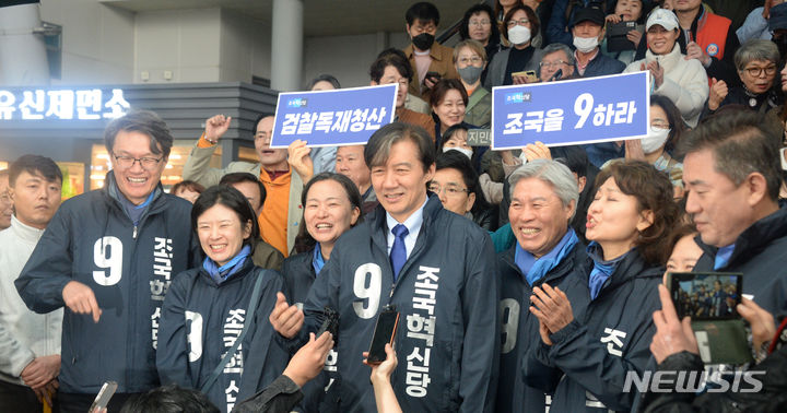 [익산=뉴시스] 김얼 기자 = 조국혁신당 조국 대표가 30일 전북 익산시 익산역을 방문해 기자회견을 열고 질의에 답변하고 있다. 2024.03.30. pmkeul@newsis.com