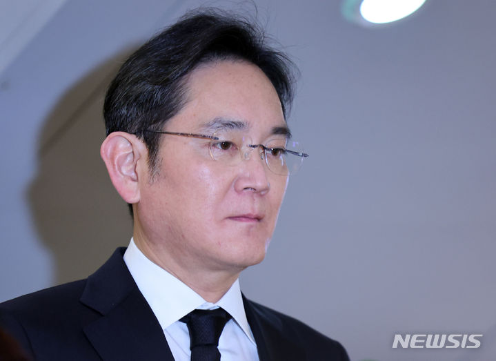 [서울=뉴시스] 최진석 기자 = 이재용 삼성전자 회장이 30일 서울 서대문구 신촌세브란스병원 장례식장에 마련된 고(故) 조석래 효성 명예회장의 빈소를 찾아 조문하고 있다. 2024.03.30. myjs@newsis.com