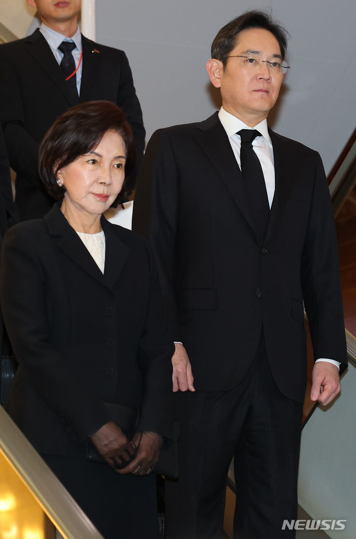 [서울=뉴시스] 최진석 기자 = 이재용(오른쪽) 삼성전자 회장과 어머니인 홍라희 전 삼성미술관 리움 관장이 30일 서울 서대문구 신촌세브란스병원 장례식장에 마련된 고(故) 조석래 효성 명예회장의 빈소를 찾아 조문하고 있다. 2024.03.30. myjs@newsis.com