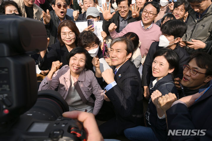 [광주=뉴시스] 이영주 기자 = 조국 조국혁신당 대표가 30일 오후 광주 서구 풍암호수공원을 찾아 지지자들과 기념사진을 촬영하고 있다. 2024.03.30. leeyj2578@newsis.com