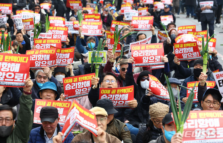 [서울=뉴시스] 황준선 기자 = 3월30일 오후 서울 중구 세종대로에서 촛불행동 회원들이 정권 규탄 집회를 하고 있다. 2024.07.08. hwang@newsis.com