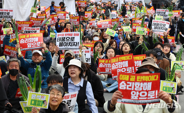 [서울=뉴시스] 황준선 기자 = 지난 3월30일 오후 서울 중구 세종대로에서 촛불행동 회원들이 정권 규탄 집회를 하고 있다. 2024.03.30. hwang@newsis.com