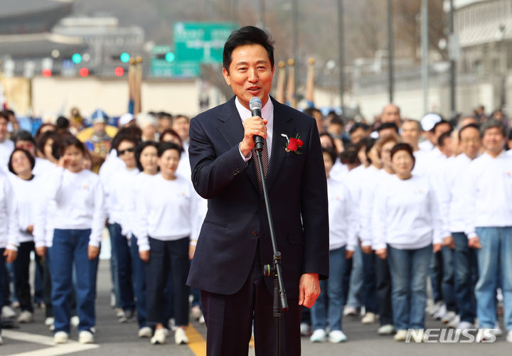 [서울=뉴시스] 황준선 기자 = 오세훈 서울시장이 30일 서울 종로구 광화문 광장에서 열린 2024 한국교회 부활절 퍼레이드에서 축사 하고 있다. 2024.03.30. hwang@newsis.com