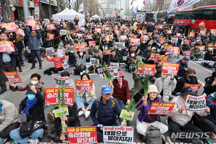 [서울=뉴시스] 황준선 기자 = 지난 3월30일 오후 서울 중구 세종대로에서 촛불행동 회원들이 정권 규탄 집회를 하고 있다. 2024.03.30. hwang@newsis.com