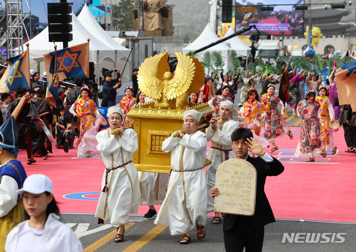 [서울=뉴시스] 황준선 기자 = 30일 서울 종로구 광화문 광장에서 열린 2024 한국교회 부활절 퍼레이드에서 참가자들이 행진하고 있다. 2024.03.30. hwang@newsis.com