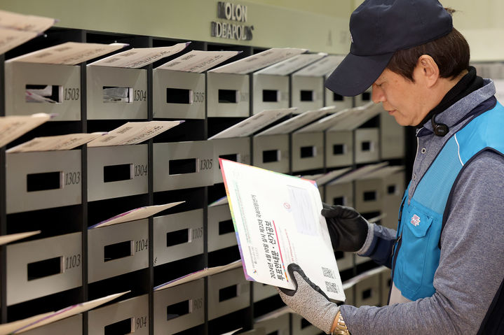 [서울=뉴시스] 한 오피스텔 건물에서 우체국 집배원들이 우편물을 우편함에 넣고 있다. 위 사진은 기사와 관계 없음. photo@newsis.com *재판매 및 DB 금지