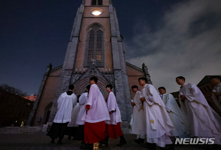 [서울=뉴시스] 황준선 기자 = 30일 오후 서울 중구 명동대성당에서 열린 주님 부활 대축일 파스카 성야 미사에서 빛의 예식이 거행되고 있다. 2024.03.30. hwang@newsis.com