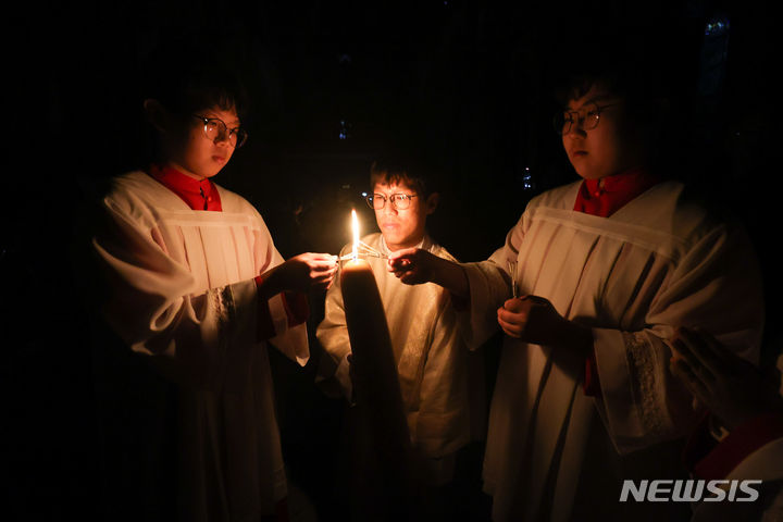 [서울=뉴시스] 황준선 기자 = 30일 오후 서울 중구 명동대성당에서 열린 주님 부활 대축일 파스카 성야 미사에서 빛의 예식이 거행되고 있다. 2024.03.30. hwang@newsis.com