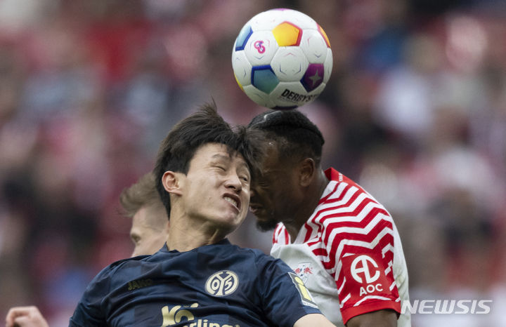 [라이프치히=AP/뉴시스] 마인츠의 이재성이 30일(현지시각) 독일 라이프치히의 레드불 아레나에서 열린 2023-24 독일 분데스리가 27라운드 RB라이프치히와 경기 중 공을 다투고 있다. 이재성은 후반 교체 출전했고 팀은 0-0으로 비겨 리그 16위를 기록했다. 2024.03.31.