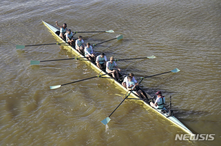 [런던=AP/뉴시스] 영국 런던을 가로지르는 템스강에서 '옥스브리지’ 남자 조정 경기가 지난달 30일(현지시각) 치러진 가운데, 템스강 물에서 기준치 이상의 대장균이 검출됐다고 BBC 등이 27일 보도했다. 사진은 올해 우승한 케임브리지대 조정팀. 2024.04.01.