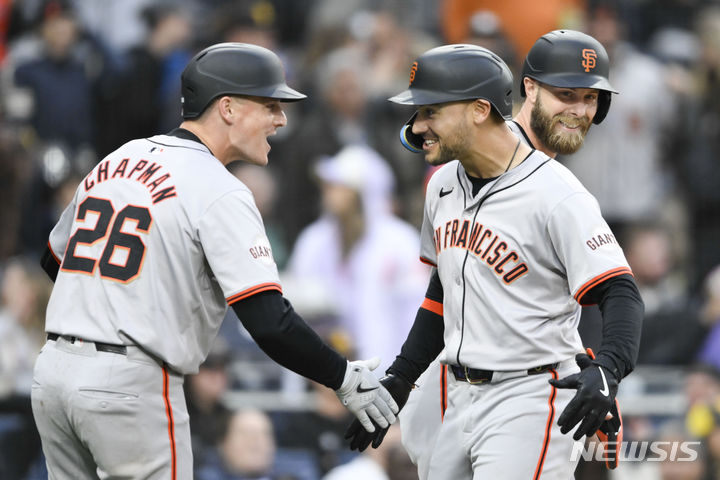 [샌디에이고=AP/뉴시스] 30일(현지시각) 미 캘리포니아주 샌디에이고의 펫코파크에서 열린 2024 미국프로야구(MLB)&nbsp; 샌프란시스코 자이언츠와 샌디에이고 파드리스의 경기, 8회초 만루에서 샌프란시스코 마이클 콘포토가 만루 홈런을 날리고 동료선수들과 기뻐하고 있다. 2024.03.31.