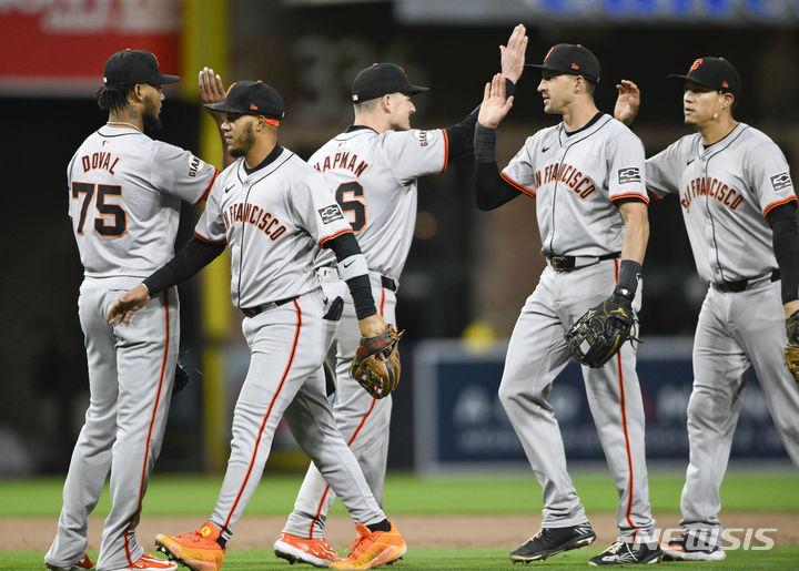 [샌디에이고=AP/뉴시스] 30일(현지시각) 미 캘리포니아주 샌디에이고의 펫코파크에서 열린 2024 미국프로야구(MLB)&nbsp; 샌프란시스코 자이언츠와 샌디에이고 파드리스의 경기, 9:6으로 승리한 샌프란시스코 선수들이 기뻐하고 있다. 2024.03.31.