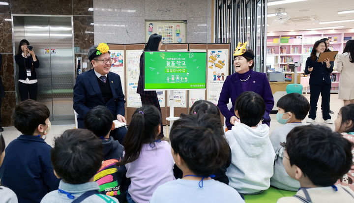 [대구=뉴시스] 오석환 교육부 차관(왼쪽)과 강은희 대구시교육감이 지난달 26일 대구삼영초등학교에서 열린 늘봄학교 독서놀이 일일 강사로 참여해 동화구연을 하는 모습. (사진=교육부 제공). 2024.04.03. photo@newsis.com *재판매 및 DB 금지