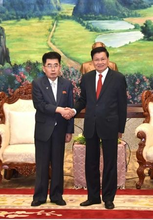 [서울=뉴시스] 북한 노동당 대표단 단장으로서 라오스를 방문한 김성남 국제부장(왼쪽)이 통룬 시술릿 라오스 주석(라오스인민혁명당 중앙위원회 총비서)을 29일 의례방문한 모습. (사진=노동신문 캡처) 2024.03.31. *재판매 및 DB 금지