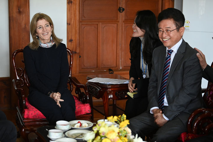 [안동=뉴시스] 이철우 경북지사가 지난 28일 하회마을을 방문한 캐럴라인 케네디 미국 JFK재단 명예회장과 환담하고 있다. (사진=경북도 제공) 2024.03.31 *재판매 및 DB 금지