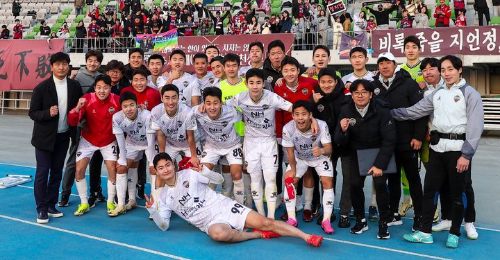 수원전 승리 후 기념사진 찍는 선수들 (사진=김천상무 제공) *재판매 및 DB 금지