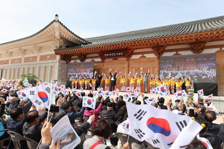 [진천=뉴시스] 연종영 기자 = 31일 충북 진천군 진천읍에서 열린 '보재 이상설 선생 기념관' 준공식에서 참석자들이 태극기를 흔들며 대한독립만세를 연호하고 있다. 기념관 준공일은 선생의 순국일(3월 31일)에 맞춘 것이다. (사진=진천군 제공) 2024.03.31. jyy@newsis.com *재판매 및 DB 금지