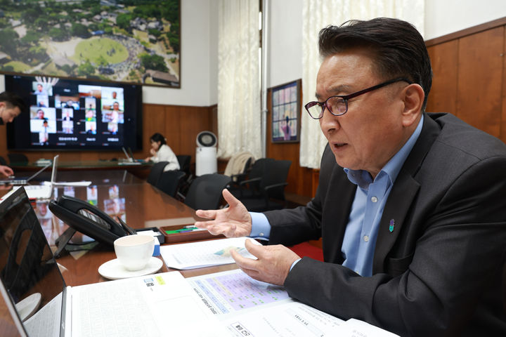 김영환 충북지사가 29일 K-유학생 유치 방안 논의를 위해 충북도 명예대사, 국제자문관 등 20여명과 영상회의를 주재하고 있다. (사진=충북도 제공) *재판매 및 DB 금지