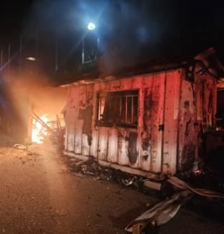 [서울=뉴시스] 31일 새벽 서울 종로구 성균관대학교 담벼락 밑에 위치한 컨테이너에서 불이 나 30대 여성이 사망했다. (사진=서울 종로소방서 제공) *재판매 및 DB 금지 *재판매 및 DB 금지