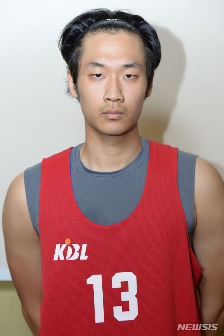 [서울=뉴시스]남자 3대3 농구 국가대표 임원준. 2017년 KBL 신인 드래프트에 참가한 모습. (사진 = KBL 제공)