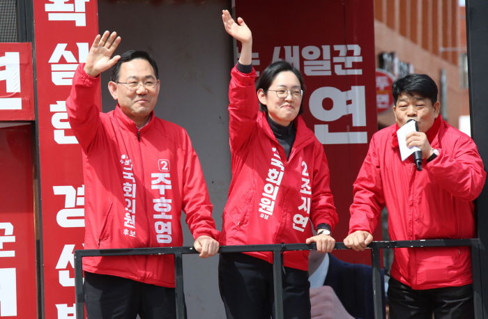 31일 오후 경북 경산공설시장에서 지지를 호소하는 국민의힘 조지연 후보(중앙)와 대구 수성갑 주호영 후보(왼쪽) *재판매 및 DB 금지