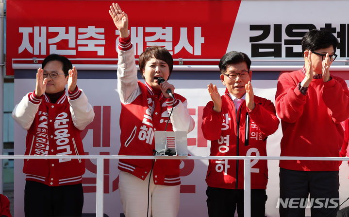 [성남=뉴시스] 추상철 기자 = 김은혜 제22대 총선 성남 분당구을 후보가 31일 오전 경기 성남시 분당구 오리역광장에서 열린 '국민의힘으로 성남살리기' 지원유세에서 지지를 호소하고 있다. 2024.03.31. scchoo@newsis.com