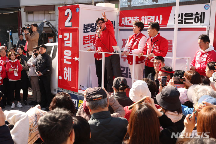 [성남=뉴시스] 추상철 기자 = 한동훈 국민의힘 비상대책위원장이 31일 오전 경기 성남시 분당구 오리역광장에서 열린 '국민의힘으로 성남살리기' 지원유세에서 윤용근 중원구, 김은혜 분당구을, 장영하 수정구 후보의 지지를 호소하고 있다. 2024.03.31. scchoo@newsis.com