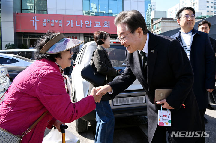 [인천=뉴시스] 이영환 기자 = 제22대 총선 인천 계양을에 출마한 이재명 더불어민주당 대표가 31일 오전 인천 계양구 가나안교회에서 부활절 예배를 마친 후 교인과 인사를 나누고 있다.(공동취재) 2024.03.31. photo@newsis.com