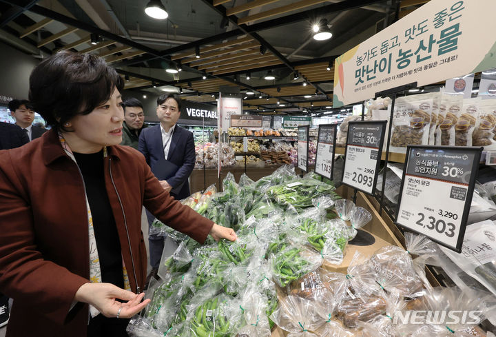 [서울=뉴시스] 조성우 기자 = 송미령 농림축산식품부 장관이 31일 오전 대형마트 납품단가 지원 및 할인 지원 등 추진 상황 점검을 위해 서울 강서구 홈플러스 강서점을 찾아 채소를 살펴보고 있다. 2024.03.31. xconfind@newsis.com