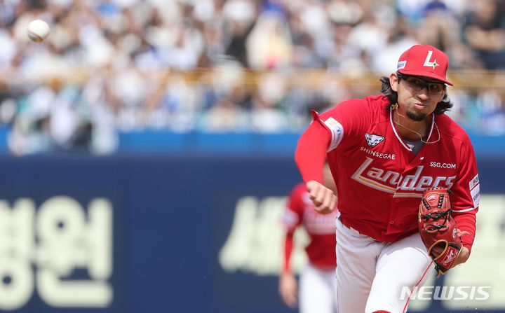 [대구=뉴시스] 이무열 기자 = 31일 대구 수성구 삼성라이온즈파크에서 열린 2024 신한 SOL 뱅크 KBO리그 SSG 랜더스와 삼성 라이온즈의 경기, 1회말 SSG 선발투수 더거가 역투하고 있다. 2024.03.31. 2024.03.31. lmy@newsis.com