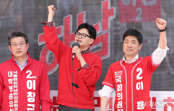[하남=뉴시스] 추상철 기자 = 한동훈 국민의힘 비상대책위원장이 31일 오후 경기 하남시 위례 스타필드시티 앞에서 열린 '국민의힘으로 하남살리기' 지원유세에서 이용 하남시갑, 이창근 하남시을 후보의 지지를 호소하고 있다. 2024.03.31. scchoo@newsis.com