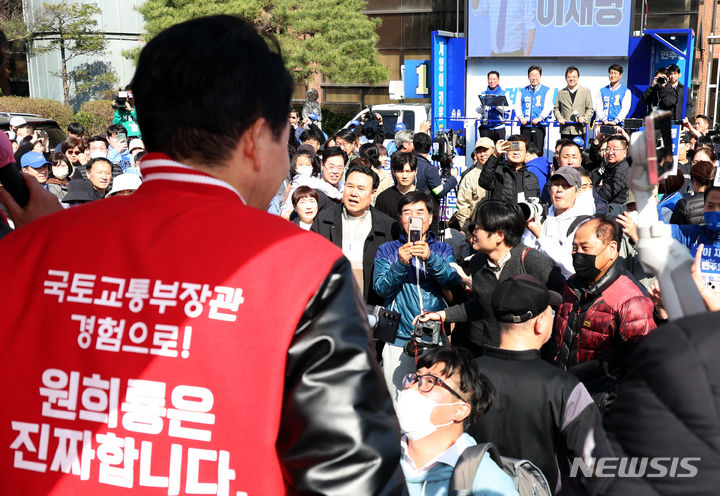 [인천=뉴시스] 이영환 기자 = 제22대 총선 인천 계양을 후보인 이재명 더불어민주당 대표가 31일 오후 인천 계양구 서운동성당 앞에서 유세를 하는 가운데 원희룡 국민의힘 계양을 후보가 유세를 하며 지나가고 있다. 2024.03.31. 20hwan@newsis.com
