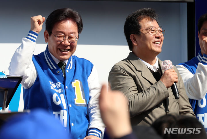 [인천=뉴시스] 이영환 기자 = 제22대 총선 인천 계양을 후보인 이재명 더불어민주당 대표가 31일 오후 인천 계양구 서운동성당 앞에서 선거 유세를 하며 밝게 웃고 있다. 2024.03.31. 20hwan@newsis.com