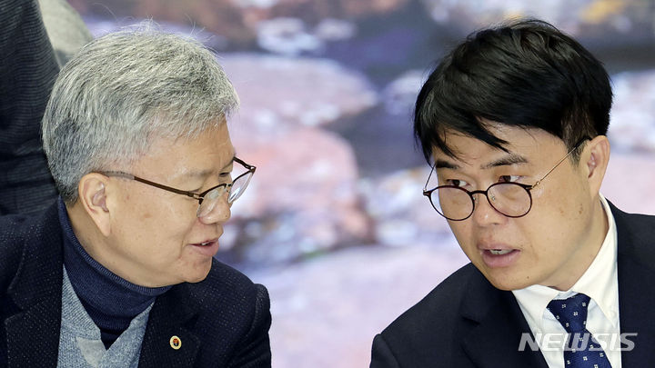 [서울=뉴시스] 최동준 기자 = 임현택(오른쪽) 대한의사협회 회장 당선인, 김택우 대한의사협회 비상대책위원장이 31일 서울 용산구 대한의사협회에서 열린 의대증원 저지를 위한 비상대책위원회 제6차 회의에서 대화하고 있다. 2024.03.31. photocdj@newsis.com