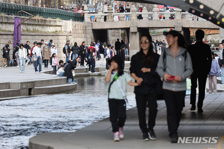 [서울=뉴시스] 권창회 기자 = 전국 낮 기온이 15~20도까지 올라 포근한 날씨를 보인 31일 오후 서울 중구 청계천이 시민들로 붐비고 있다. 2024.03.31. kch0523@newsis.com