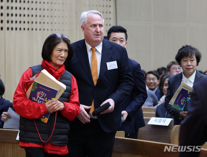 [서울=뉴시스] 조수정 기자 = 국민의미래 인요한 선거대책위원장이 부활절인 31일 서울 강동구 소재 명성교회에서 열린 '2024 한국교회부활절연합예배'에 참석하고 있다. (대통령실통신사진기자단) 2024.03.31. chocrystal@newsis.com