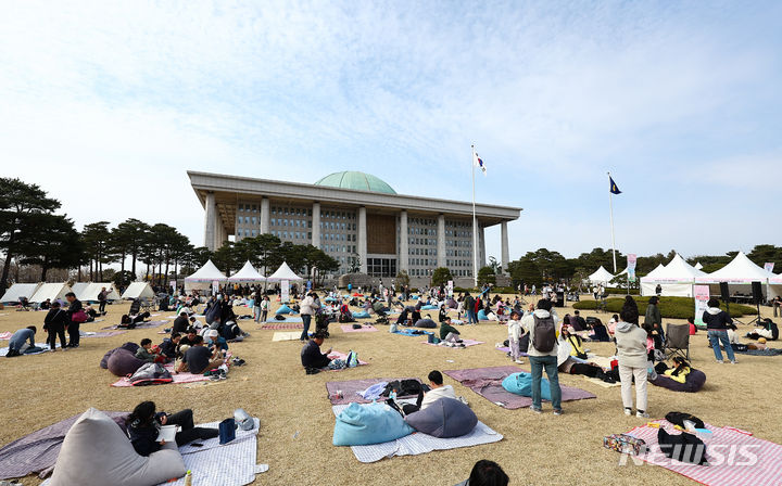 [서울=뉴시스] 김근수 기자 = 2024 국회 개방행사가 열린 지난해 3월 31일 오후 서울 여의도 국회의사당에서 시민들이 나들이를 즐기고 있다. (사진은 기사와 직접 관련이 없습니다.) 2024.03.31. ks@newsis.com