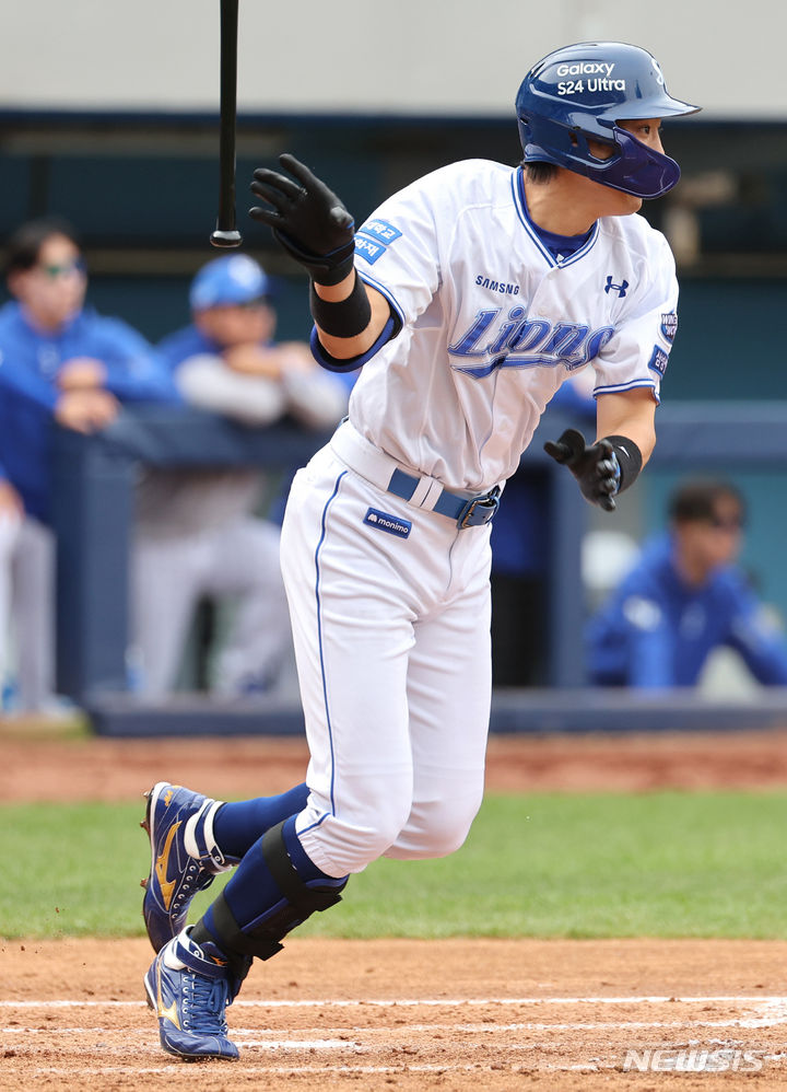 [대구=뉴시스] 이무열 기자 = 31일 대구 수성구 삼성라이온즈파크에서 열린 2024 신한 SOL 뱅크 KBO리그 SSG 랜더스와 삼성 라이온즈의 경기, 6회말 2사 2루 상황에서 삼성 구자욱이 동점 1타점 적시타를 때리고 있다. 2024.03.31. lmy@newsis.com