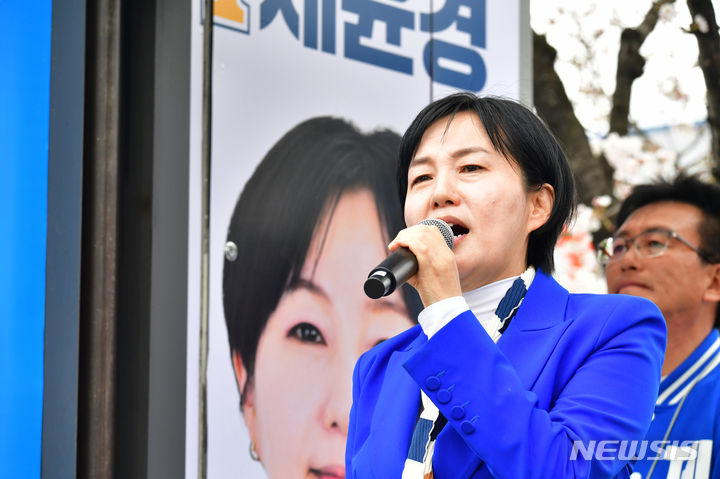 [사천=뉴시스] 차용현 기자 = 31일 오전 경남 사천시 초전공원 앞 도로에서 더불어민주당 사천남해하동 제윤경 후보가 유세차량에 올라 지지를 호소하고 있다. 2024.03.31.con@newsis.com