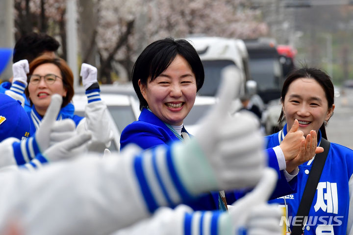 [사천=뉴시스] 차용현 기자 = 31일 오전 경남 사천시 초전공원 앞 도로에서 더불어민주당 사천남해하동 제윤경 후보가 선거운동원들과 선거송에 맞춰 율동을 선보이고 있다. 2024.03.31.con@newsis.com