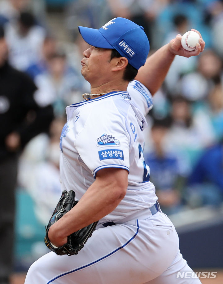 [대구=뉴시스] 이무열 기자 = 31일 대구 수성구 삼성라이온즈파크에서 열린 2024 신한 SOL 뱅크 KBO리그 SSG 랜더스와 삼성 라이온즈의 경기, 연장 10회초 교체된 삼성 오승환이 역투하고 있다. 2024.03.31. lmy@newsis.com
