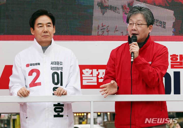 [서울=뉴시스] 조성봉 기자= 유승민 전 국민의힘 의원이 31일 오후 서울 서대문구 신촌 유플렉스 앞에서 이용호(서대문갑) 후보의 선거 지원유세를 하고 있다. 2024.03.31. suncho21@newsis.com