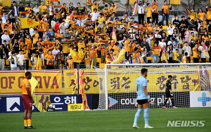 [광주=뉴시스] 변재훈 기자 = 31일 오후 광주 서구 광주축구전용구장에서 열린 하나은행 K리그1 2024 4라운드 광주FC와 대구FC의 경기, 홈팀 광주의 팬들이 열렬히 응원하고 있다. 2024.03.31. wisdom21@newsis.com