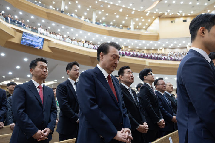 [서울=뉴시스] 윤석열 대통령이 부활절인 31일 서울 강동구 소재 명성교회에서 열린 '2024 한국교회부활절연합예배'에 참석해 기도하고 있다. (사진=대통령실 제공) 2024.03.31. photo@newsis.com *재판매 및 DB 금지