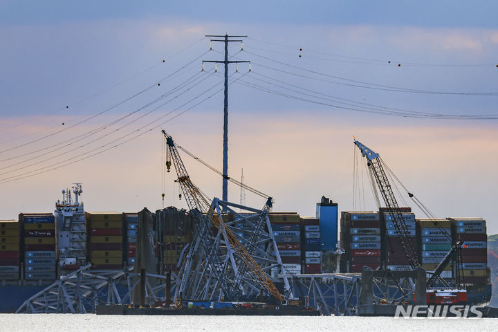 [볼티모어=AP/뉴시스] 지난달 31일(현지시각) 미 메릴랜드주 볼티모어에서 붕괴된 프랜시스 스콧 키 브리지의 잔해 제거 작업이 이뤄지는 모습. 2024.4.16
