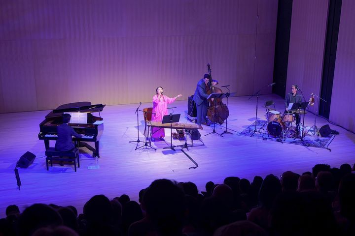 지난 29일(현지 시각) 미국 맨해튼의 뉴욕한국문화원에서 CJ음악장학 출신 가야금 연주자 김도연이 이끄는 김도연 밴드가 무대를 선보이고 있다. (사진=함병찬, 뉴욕한국문화원 제공) *재판매 및 DB 금지