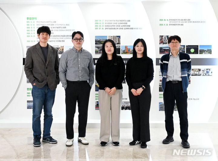 [창원=뉴시스] 금속-유기 골격체(MOF) 기반 전자파 흡수 소재를 개발한 한국재료연구원 연구팀. 왼쪽부터 이호림 선임연구원, 최재령 선임연구원, 이희정 선임연구원, 조은영 학생연구원, 이상복 책임연구원. (사진=한국재료연구원 제공) 2024.04.01. photo@newsis.com