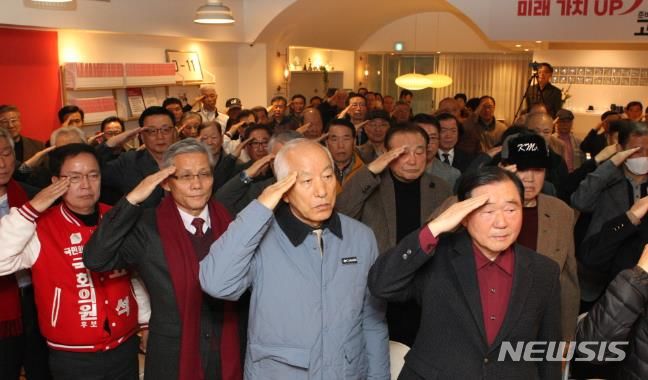 [용인=뉴시스] 고석 후보 지지선언식에서 국기에 대해 경례하는 예비역 장성·영관들(고석 후보 캠프 제공)